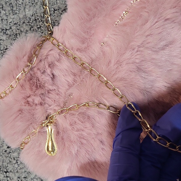 Fuzzy Heart Bag - Picture 6 of 7